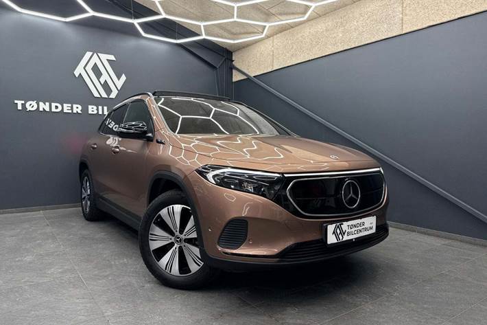 Orange Mercedes EQA250 fra 2023 set udefra