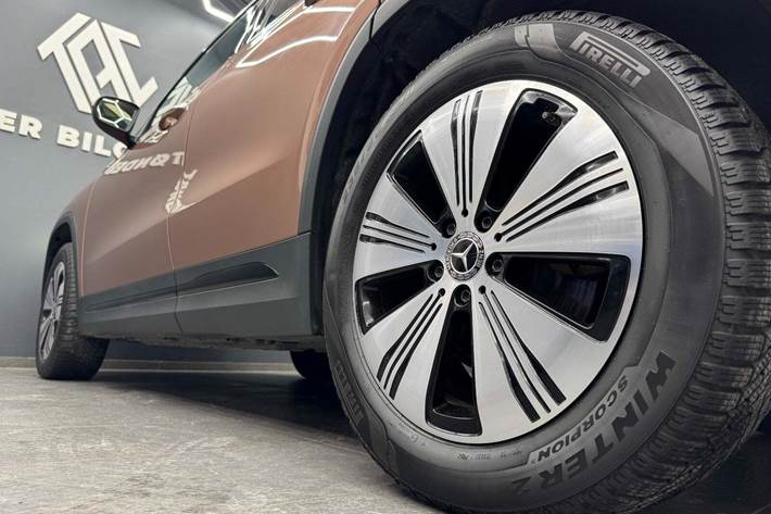 Orange Mercedes EQA250 fra 2023