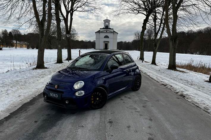 Blå Abarth 595C fra 2019