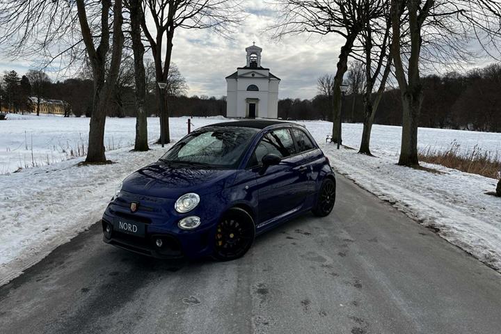Blå Abarth 595C fra 2019 set udefra
