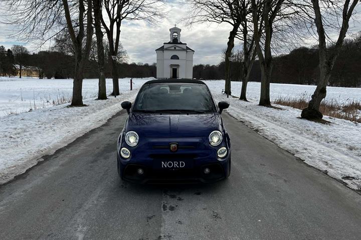 Blå Abarth 595C fra 2019 set udefra