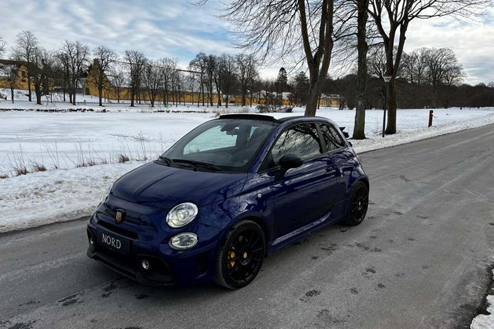 Blå Abarth 595C fra 2019