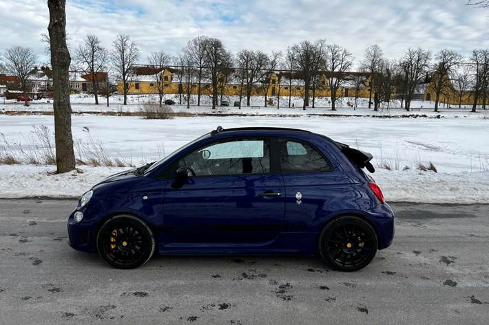 Blå Abarth 595C fra 2019