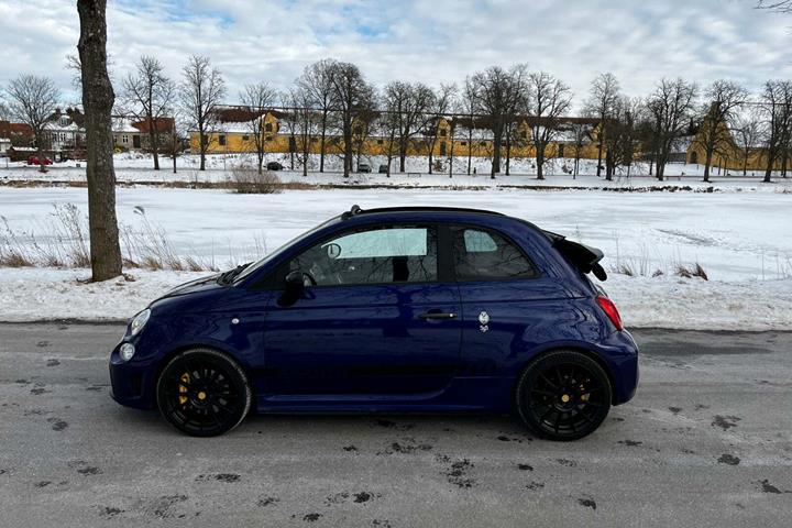 Blå Abarth 595C fra 2019