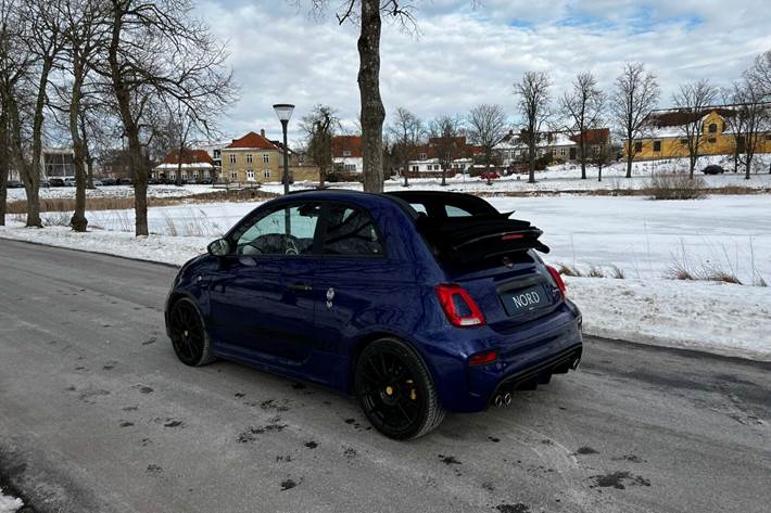 Blå Abarth 595C fra 2019
