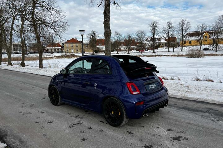 Blå Abarth 595C fra 2019