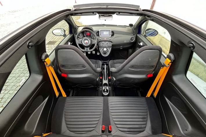 Blå Abarth 595C fra 2019