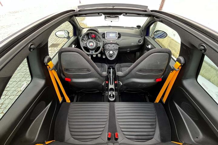 Blå Abarth 595C fra 2019