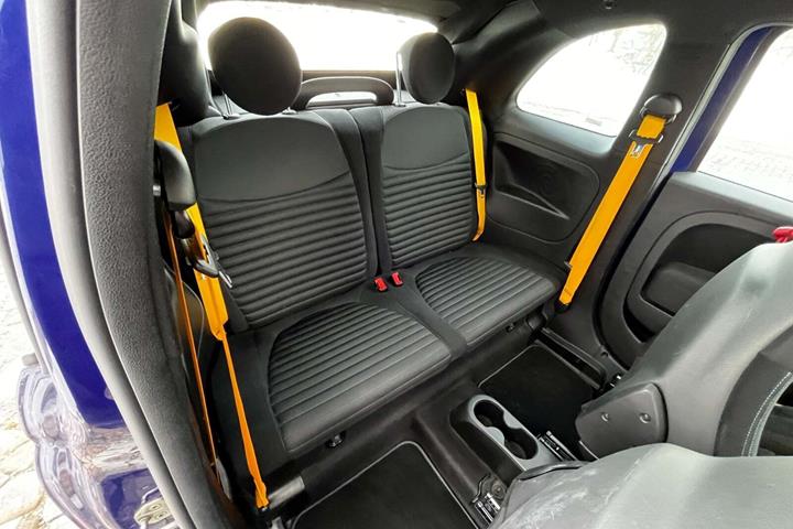 Blå Abarth 595C fra 2019