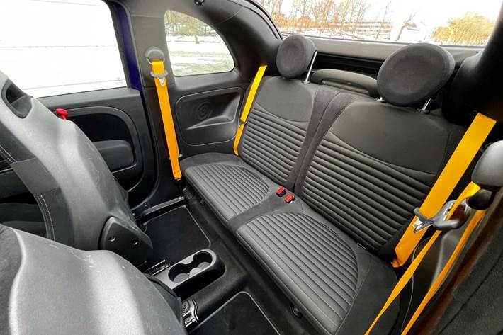 Blå Abarth 595C fra 2019