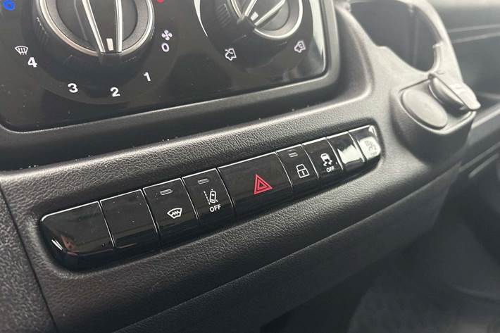 Hvid Peugeot Boxer 333 fra 2025