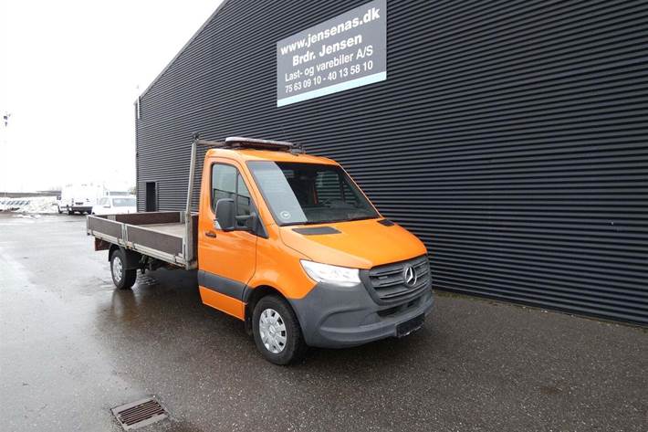 Orange Mercedes Sprinter 319 fra 2021