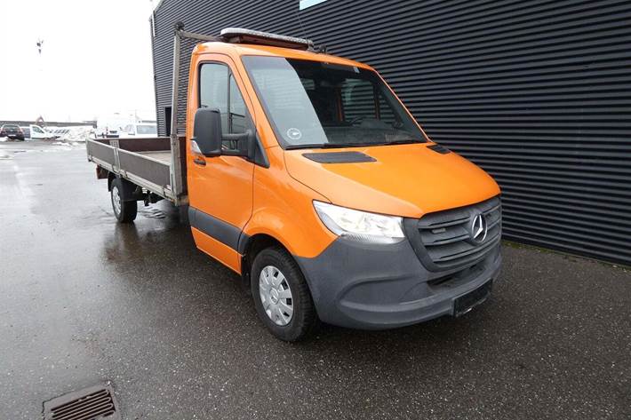 Orange Mercedes Sprinter 319 fra 2021