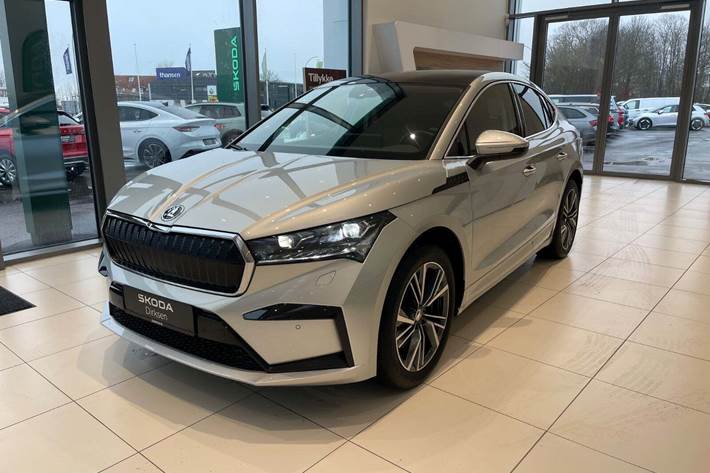 Sølv Skoda Enyaq fra 2024 set udefra
