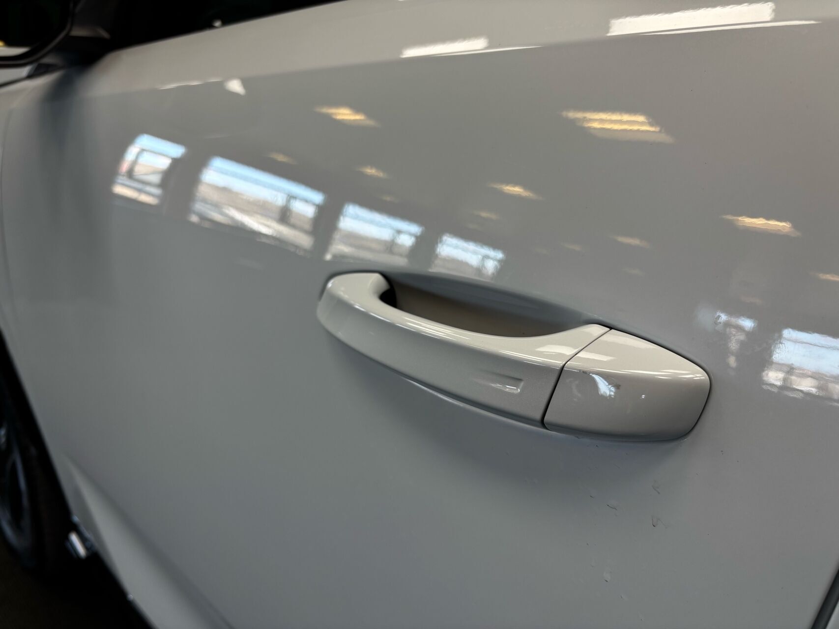 Hvid Peugeot e-3008 fra 2024