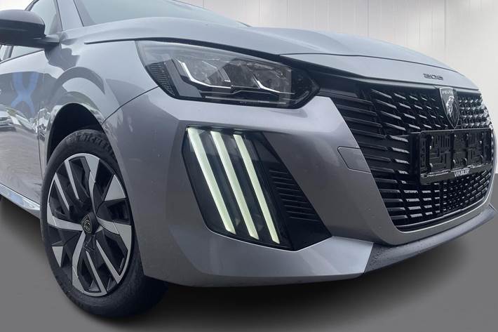 Grå Peugeot e-208 fra 2025