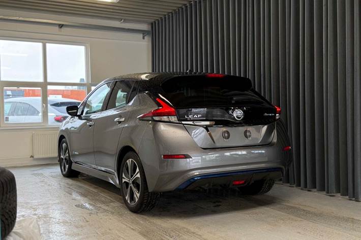 Grå Nissan Leaf fra 2021
