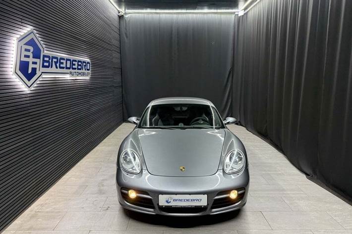 Grå Porsche Cayman S fra 2006 set udefra