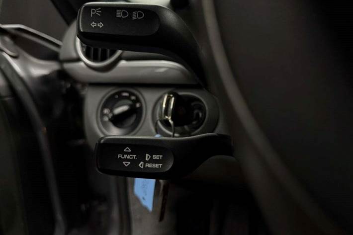 Grå Porsche Cayman S fra 2006 set indefra