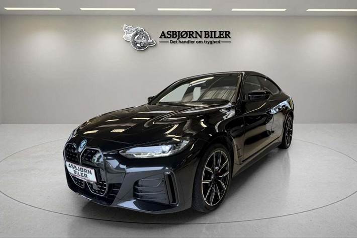 Sort BMW i4 fra 2024 set udefra