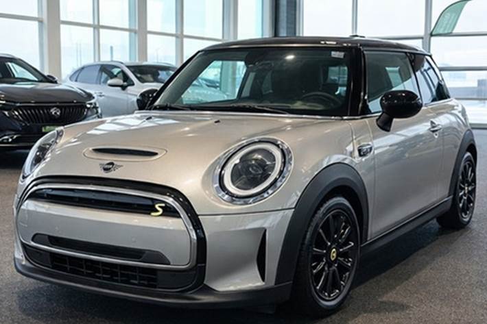 Sølv Mini Cooper SE fra 2022 set udefra