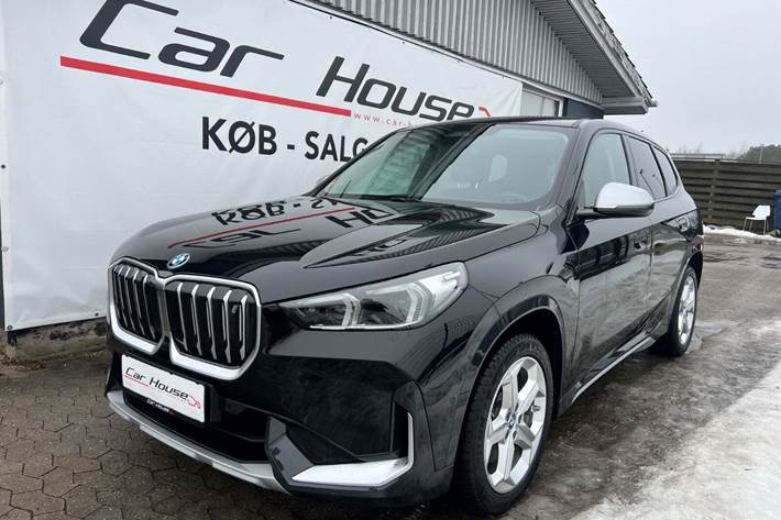 Sort BMW iX1 fra 2023 set udefra