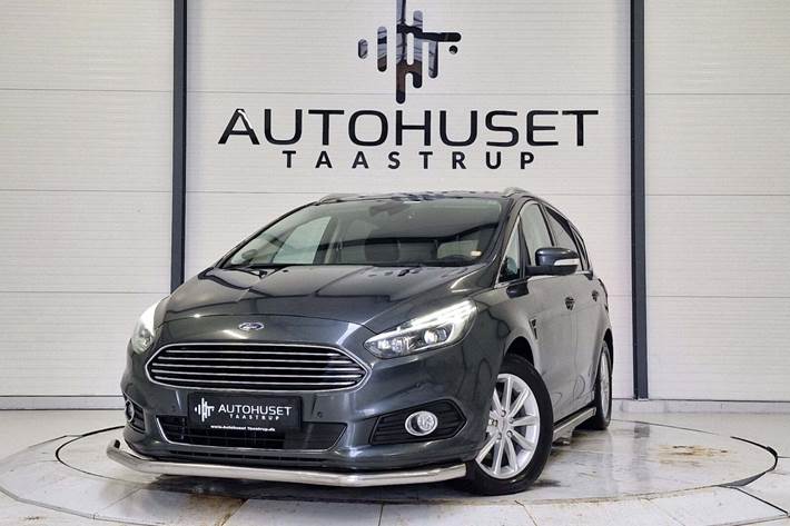 Grøn Ford S-MAX fra 2016 set udefra