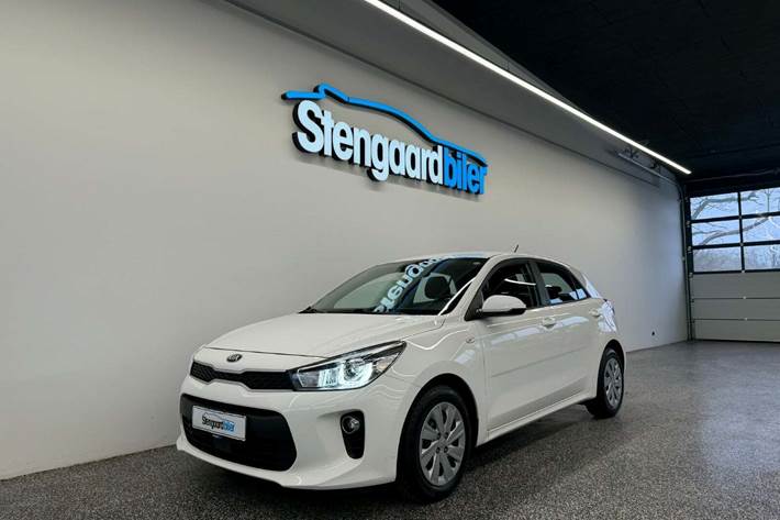 Hvid Kia Rio fra 2018 set udefra