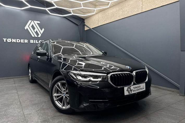 Sort BMW 520d fra 2022 set udefra