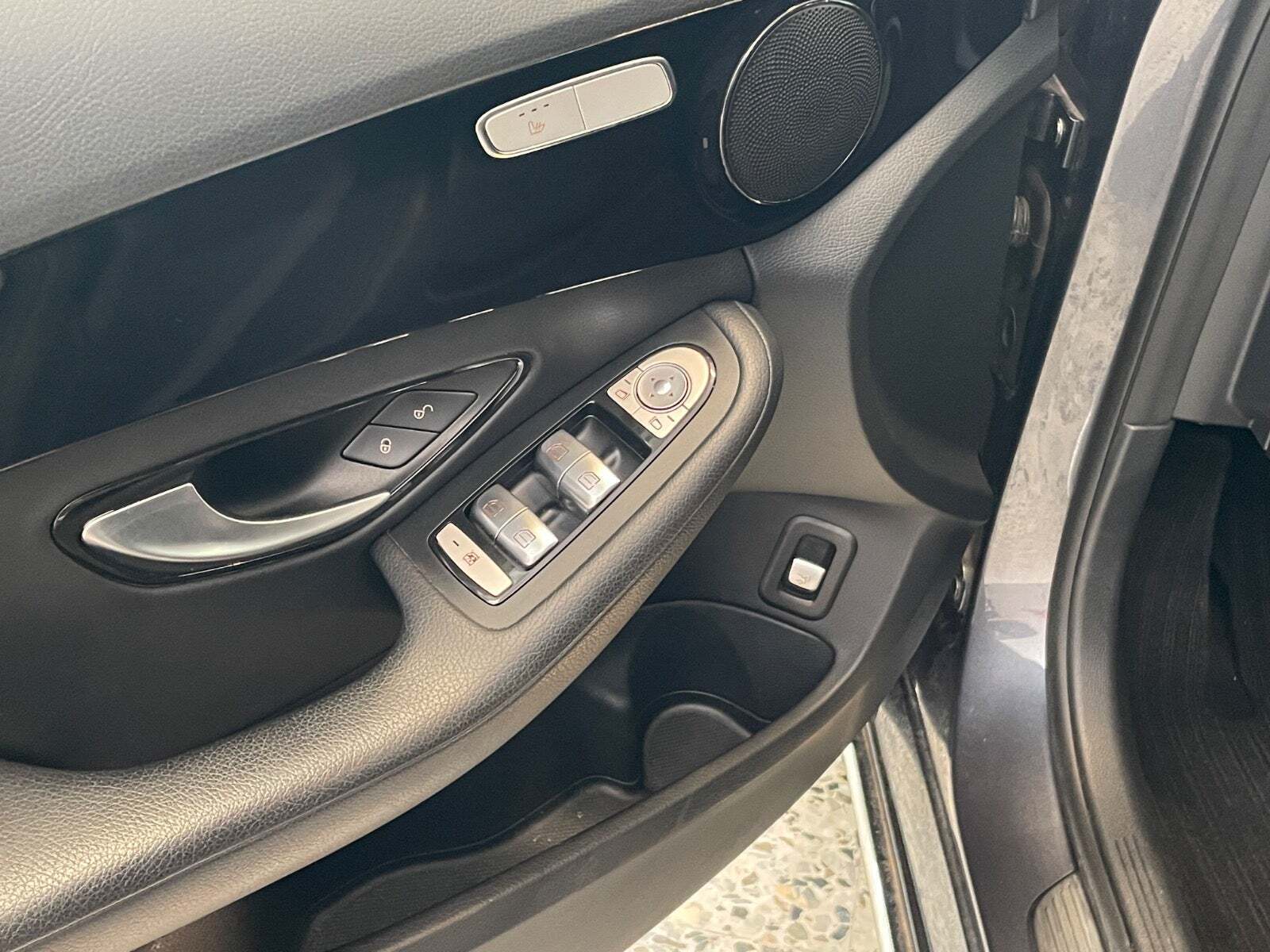 Grå Mercedes C200 fra 2015