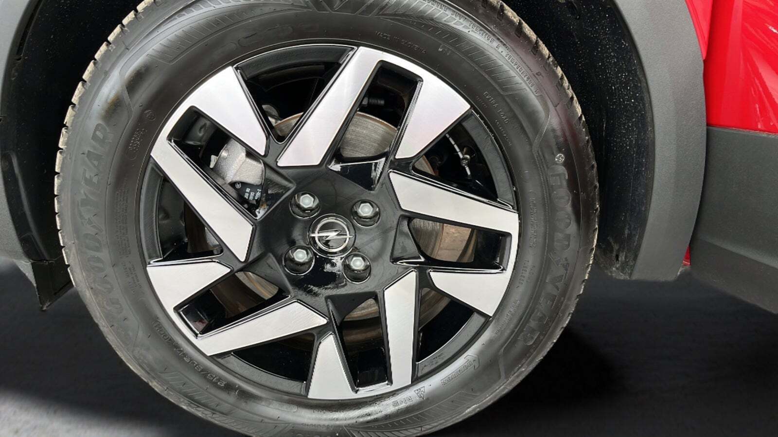 Rød Opel Mokka-e fra 2023