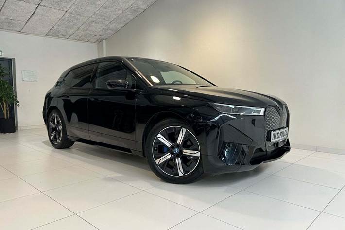 Sort BMW iX fra 2024 set udefra