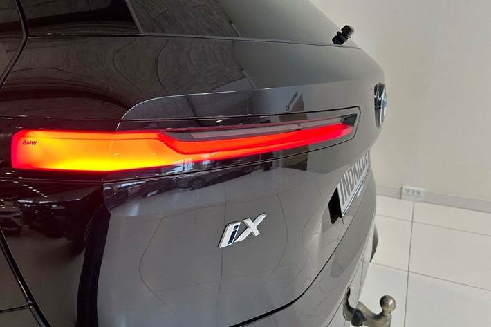 Sort BMW iX fra 2024