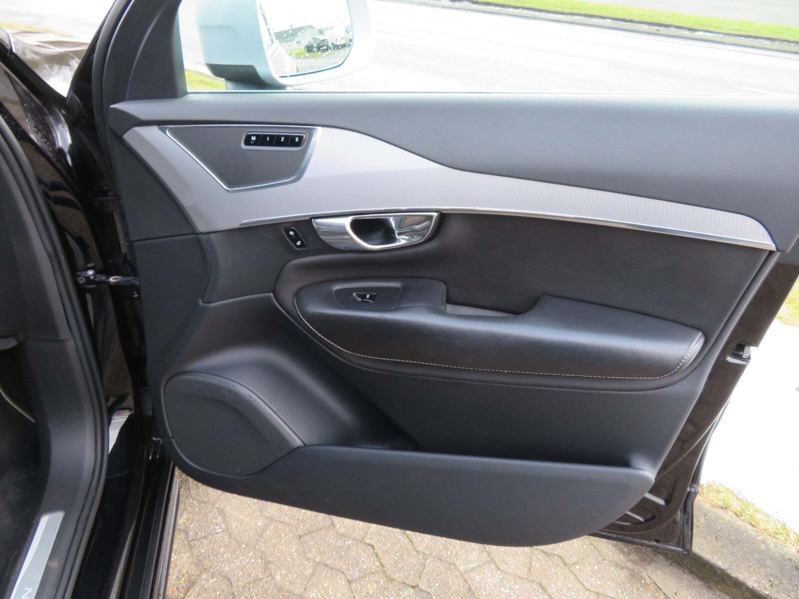 Sort Volvo XC90 fra 2016