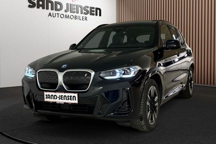 Sort BMW iX3 fra 2023 set udefra