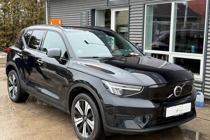Sort Volvo XC40 fra 2023 set udefra