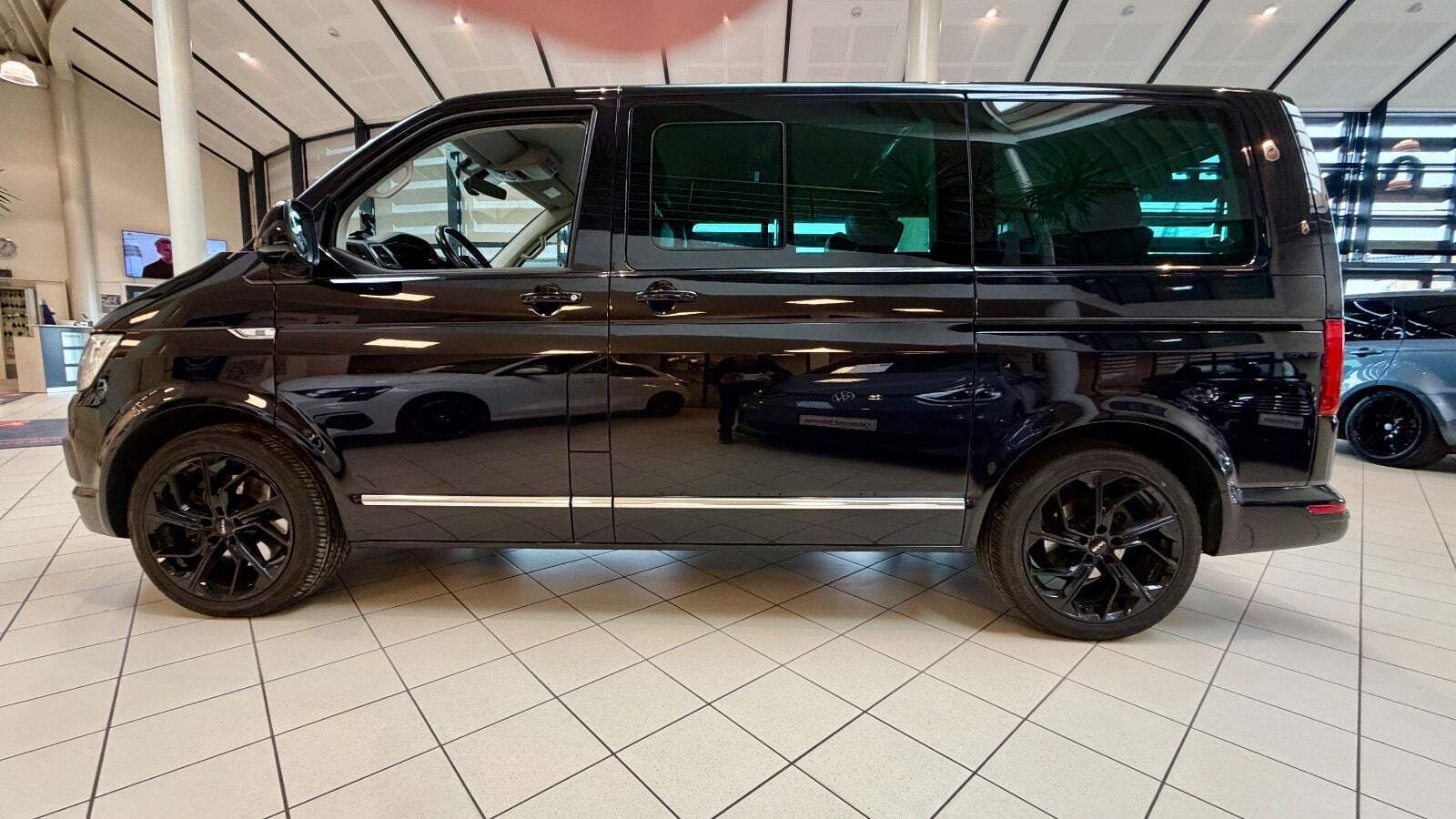 Sort VW Multivan fra 2018