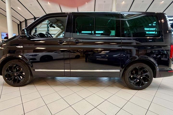 Sort VW Multivan fra 2018