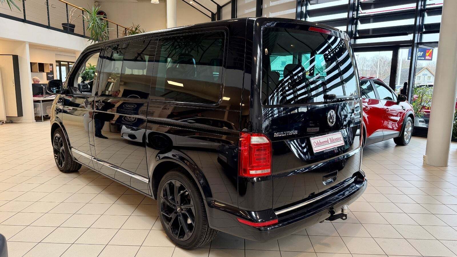 Sort VW Multivan fra 2018