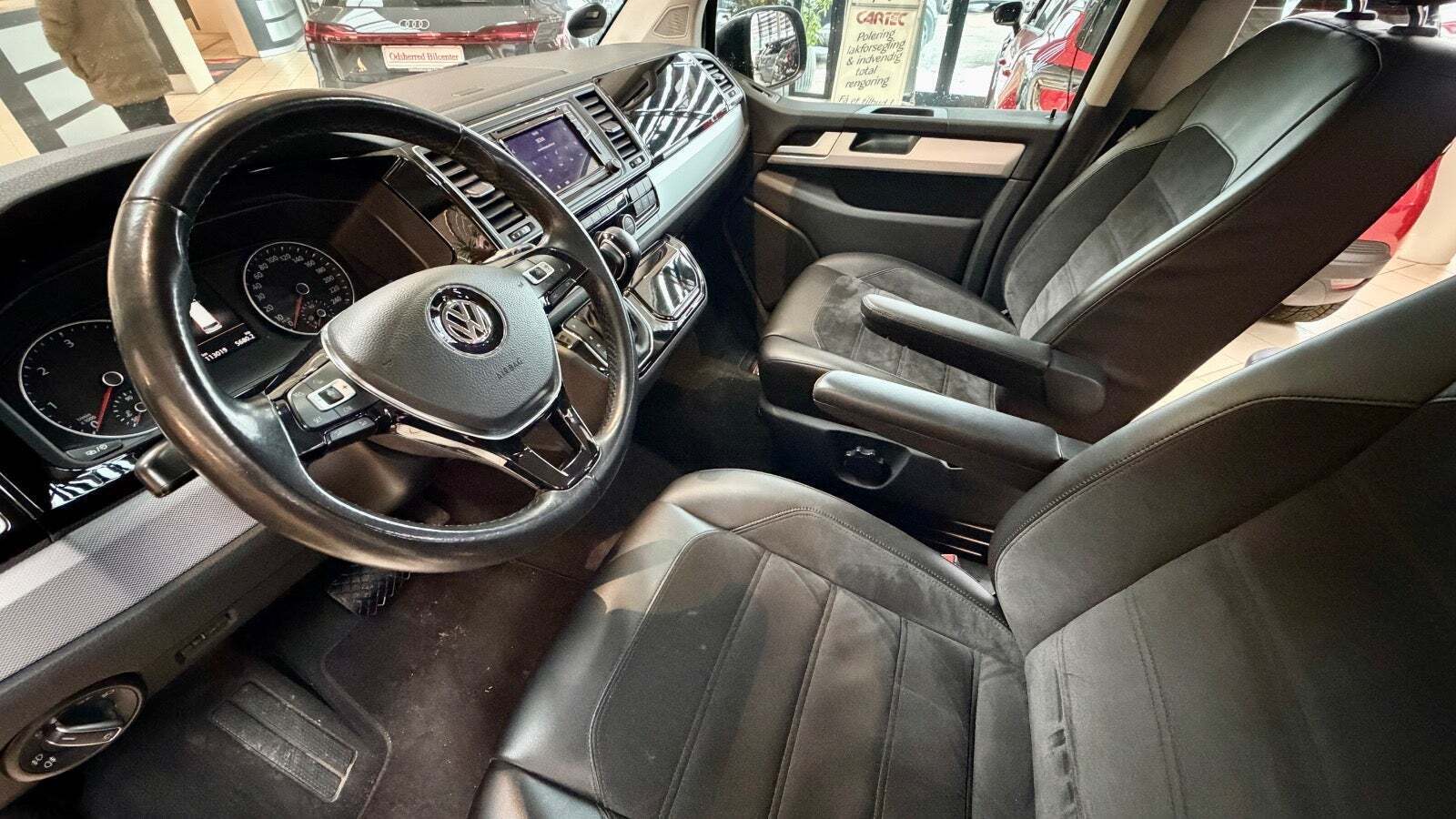 Sort VW Multivan fra 2018