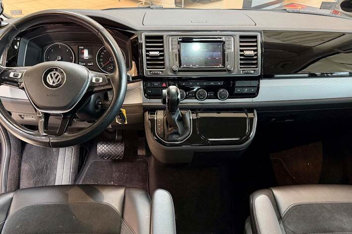 Sort VW Multivan fra 2018