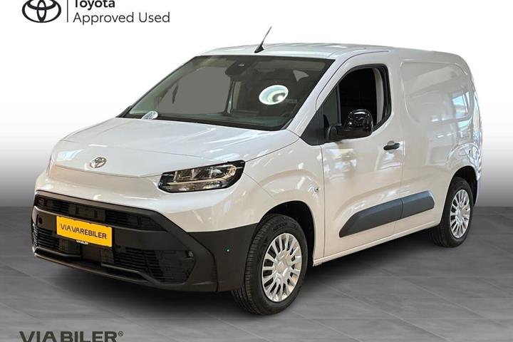 Hvid Toyota ProAce City fra 2026 set udefra