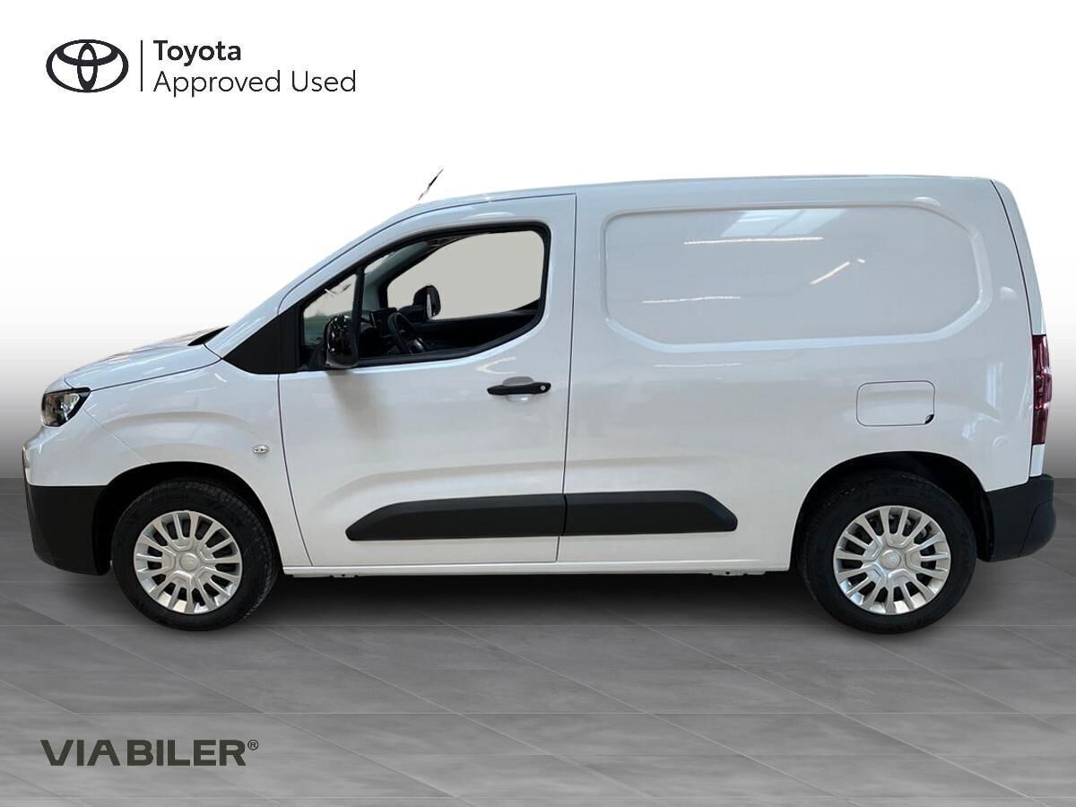 Hvid Toyota ProAce City fra 2026