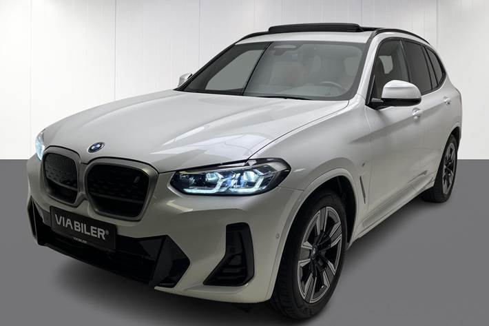 Hvid BMW iX3 fra 2023 set udefra