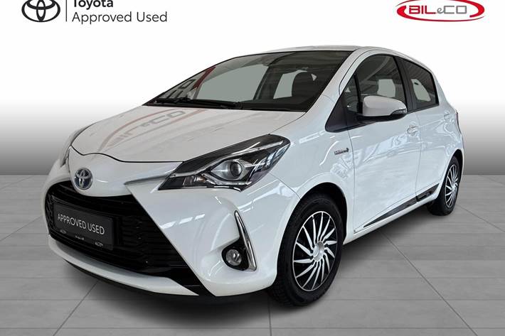 Hvid Toyota Yaris fra 2020 set udefra