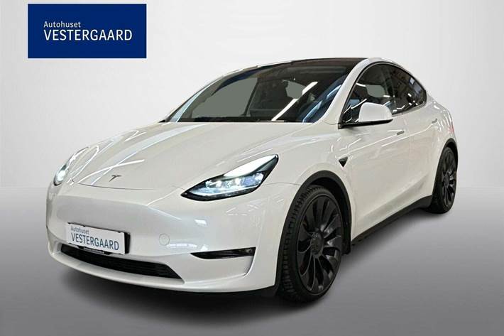 Hvid Tesla Model Y fra 2023 set udefra