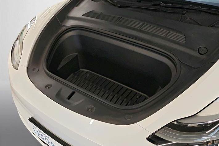 Hvid Tesla Model Y fra 2023