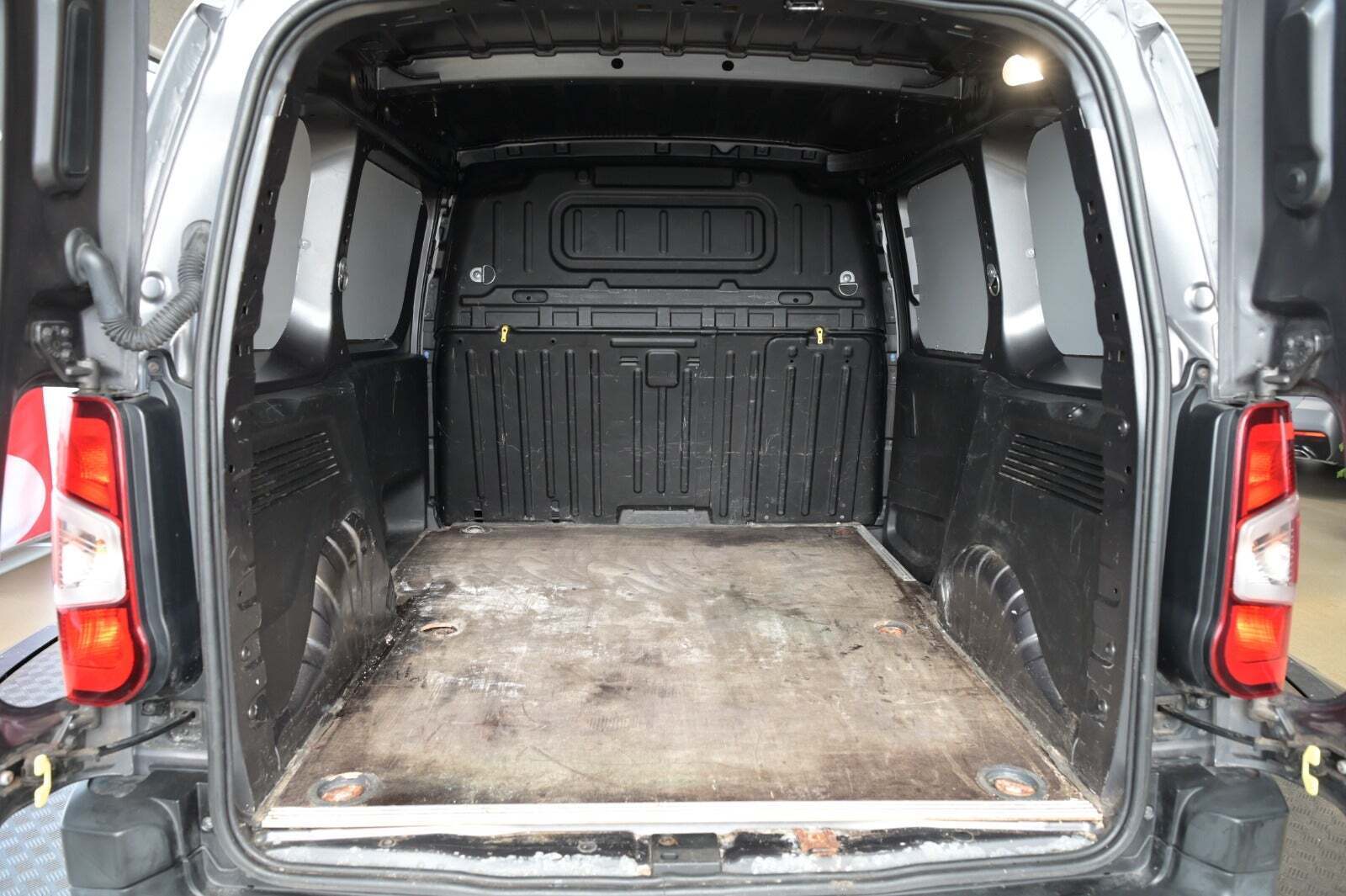 Grå Citroën Berlingo fra 2020