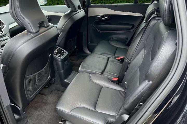 Grå Volvo XC90 fra 2022
