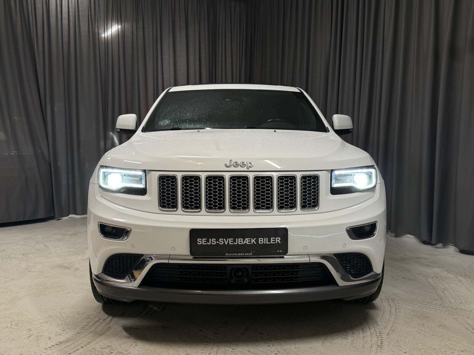 Hvid Jeep Grand Cherokee fra 2015 set udefra